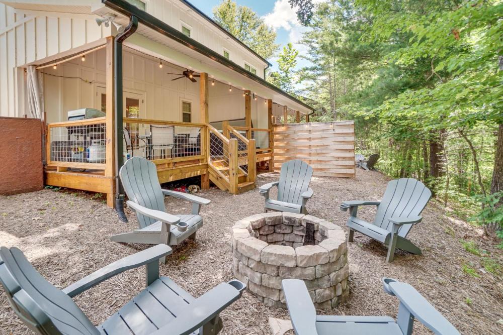 Hot Tub and EV Charger Helen Getaway with Views!